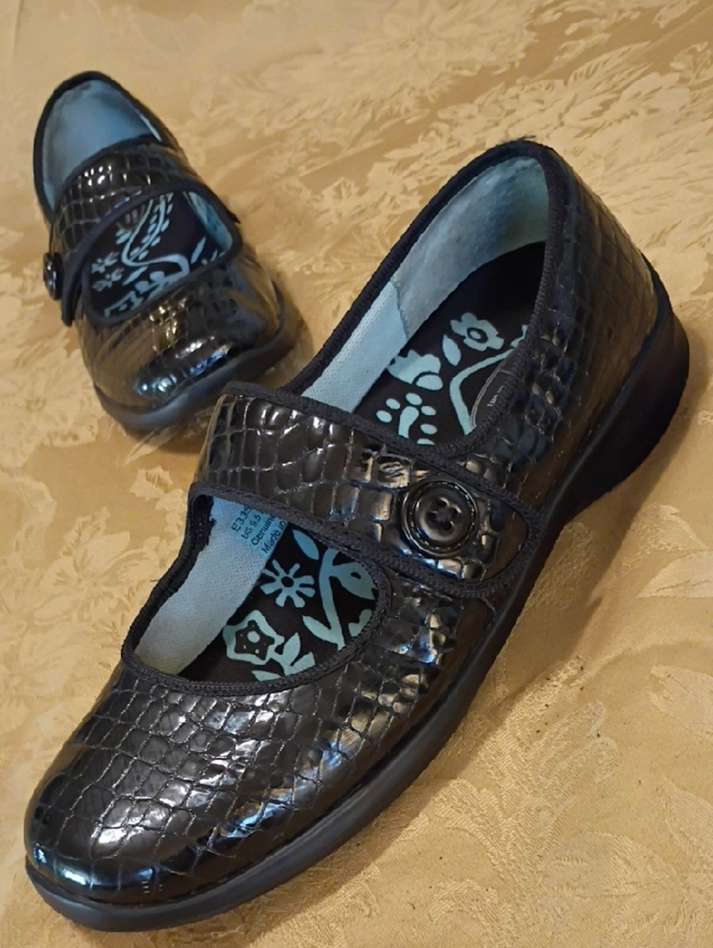 Aetrex Women’s Mary Jane Comfort Shoe - Black Croc Patent Size 9.5 M.